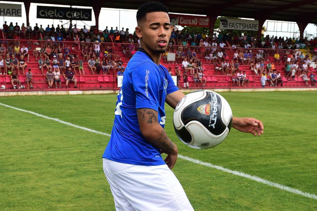 Gabriel Jesus, jogador do Manchester City, da Inglaterra, antes da partida entre os Amigos do Tchê Tchê e os Amigos do MC Livinho, válida em Amistoso Beneficente 2016, realizada no Estádio Prefeito José Liberatti, em Osasco (SP).