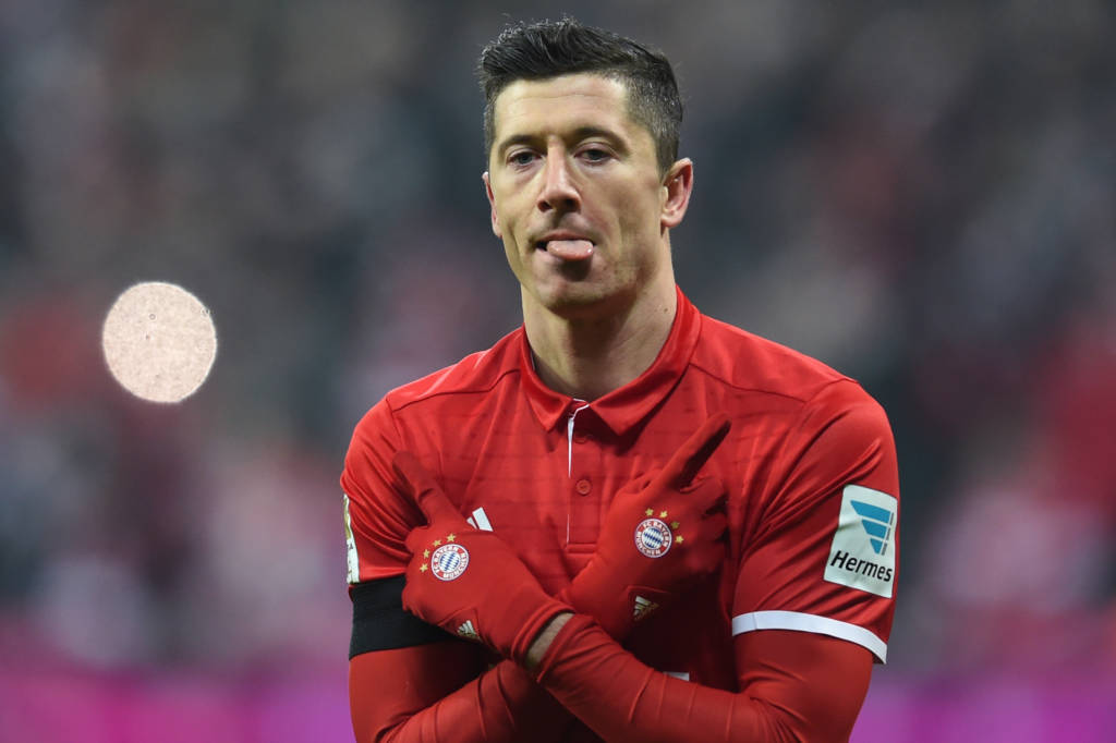 Bayern Munich's Polish striker Robert Lewandowski celebrates after the third goal for Munich during the German first division Bundesliga football match FC Bayern Munich vs RB Leipzig in Munich, Germany, on December 21, 2016. / AFP PHOTO / Christof STACHE / RESTRICTIONS: DURING MATCH TIME: DFL RULES TO LIMIT THE ONLINE USAGE TO 15 PICTURES PER MATCH AND FORBID IMAGE SEQUENCES TO SIMULATE VIDEO. == RESTRICTED TO EDITORIAL USE == FOR FURTHER QUERIES PLEASE CONTACT DFL DIRECTLY AT + 49 69 650050 / ALTERNATIVE CROP