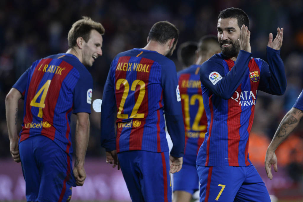 Arda Turan, à direita, marcou três gols e sofreu um pênalti na goleada do Barcelona (Foto: AFP PHOTO / JOSEP LAGO)