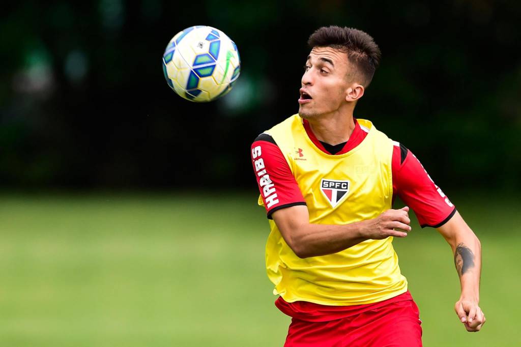 João Schimidt tem 23 anos e seu contrato com o São Paulo acaba em junho de 2017 (Foto: Fernando Dantas/Gazeta Press)