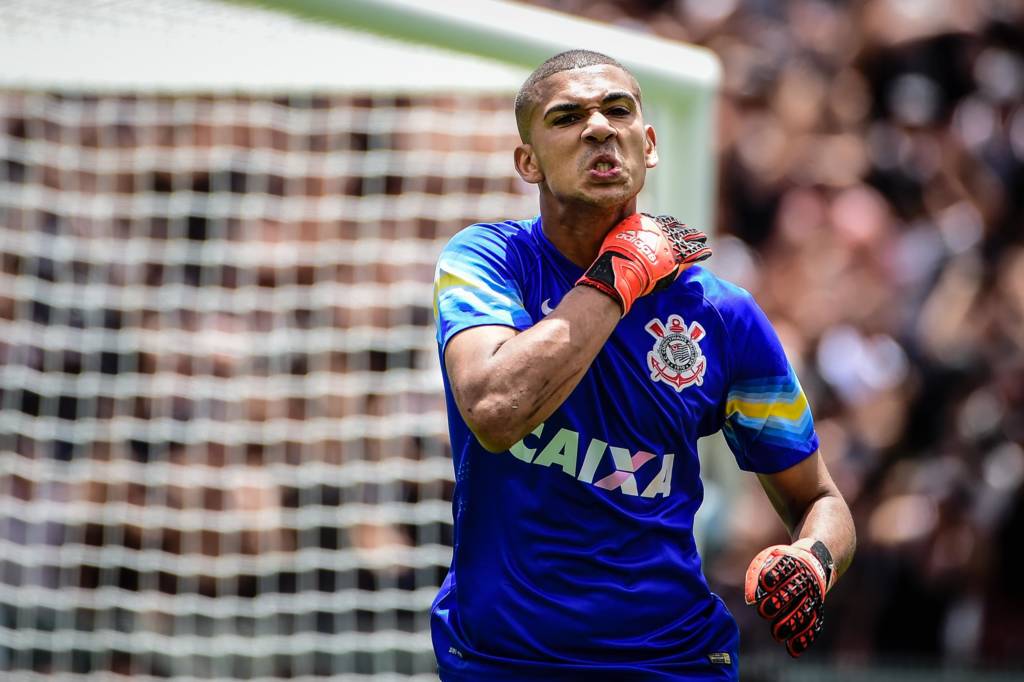 Goleiro diz que se comporta como um torcedor quando está debaixo das traves (foto: Fernando Dantas/Gazeta Press)