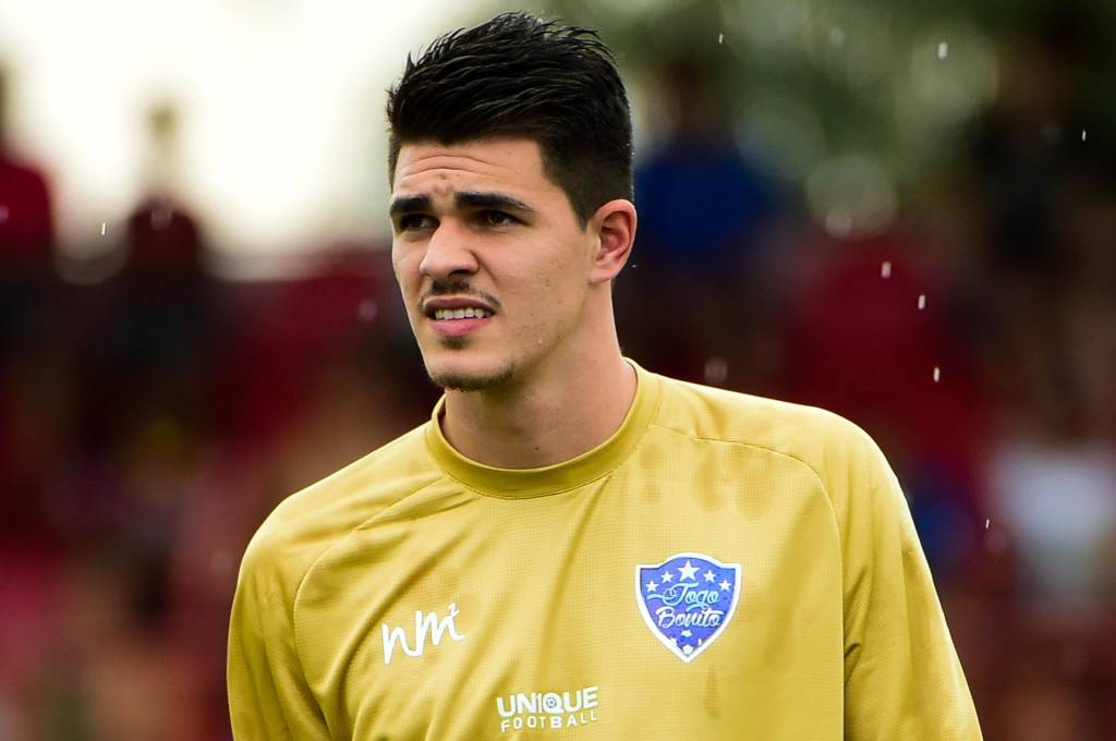 O goleiro Fabiano antes da partida entre os Amigos do Tchê Tchê e os Amigos do MC Livinho, válida em Amistoso Beneficente 2016, realizada no Estádio Prefeito José Liberatti, em Osasco (SP).