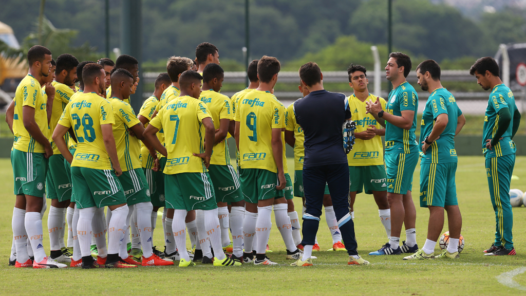 João Burse orienta elenco: os dois primeiros de cada chave passam de fase (Foto: Fabio Menotti/Divulgação)