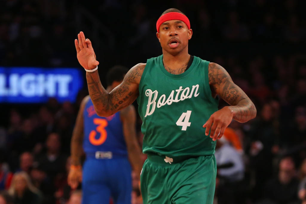 Isaiah Thomas liderou os Celtics em mais uma vitória (Foto: Mike Stobe/AFP)