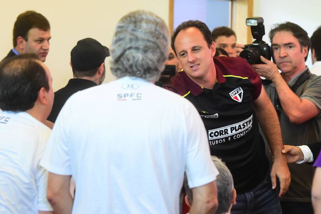 Rogério Ceni durante sua apresentação oficial como técnico do São Paulo (Foto: Sergio Barzaghi/ Gazeta Press)