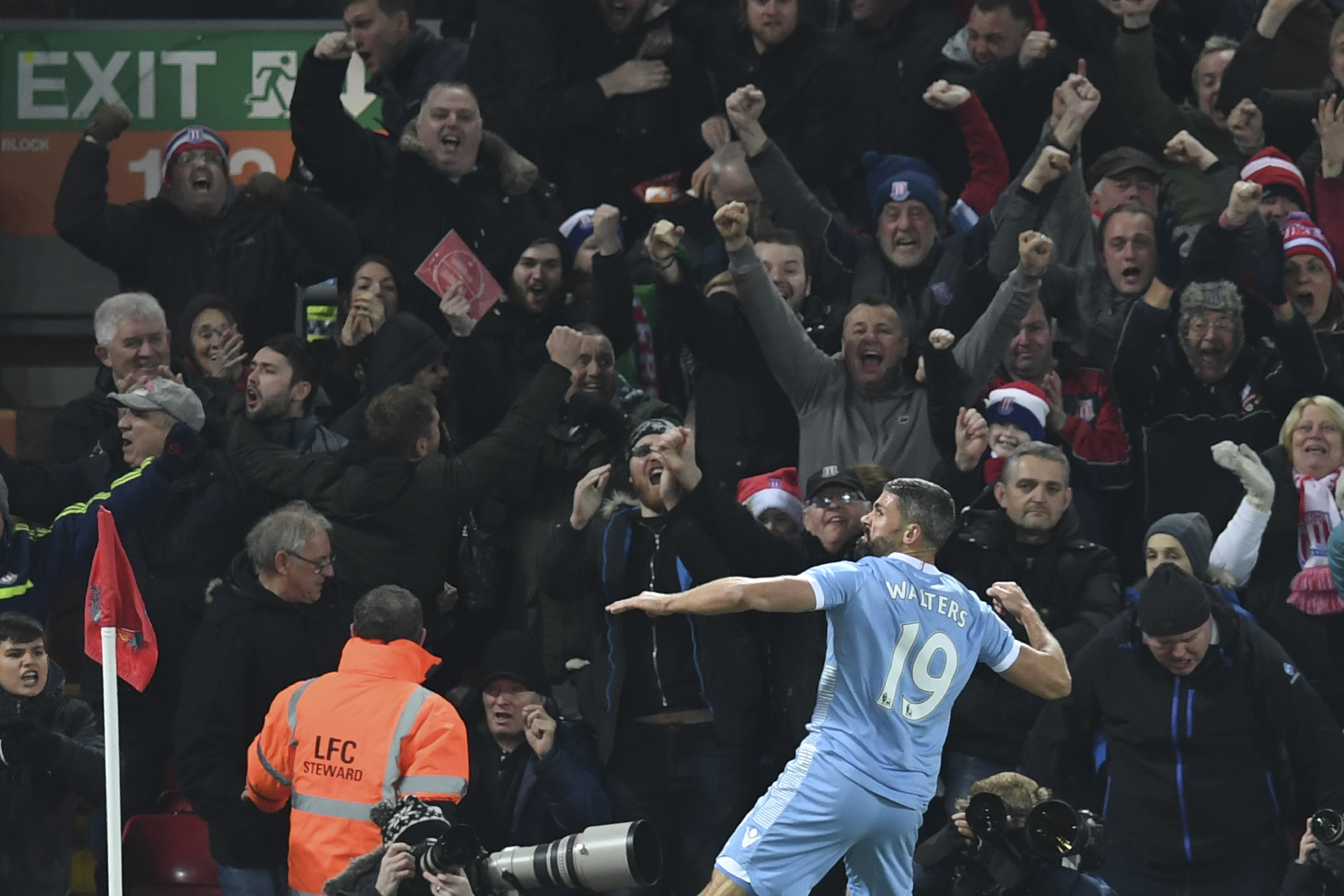 Walters animou a torcida do Stoke ao abrir o placar na casa dos Reds (Foto: Paul Ellis/ AFP)