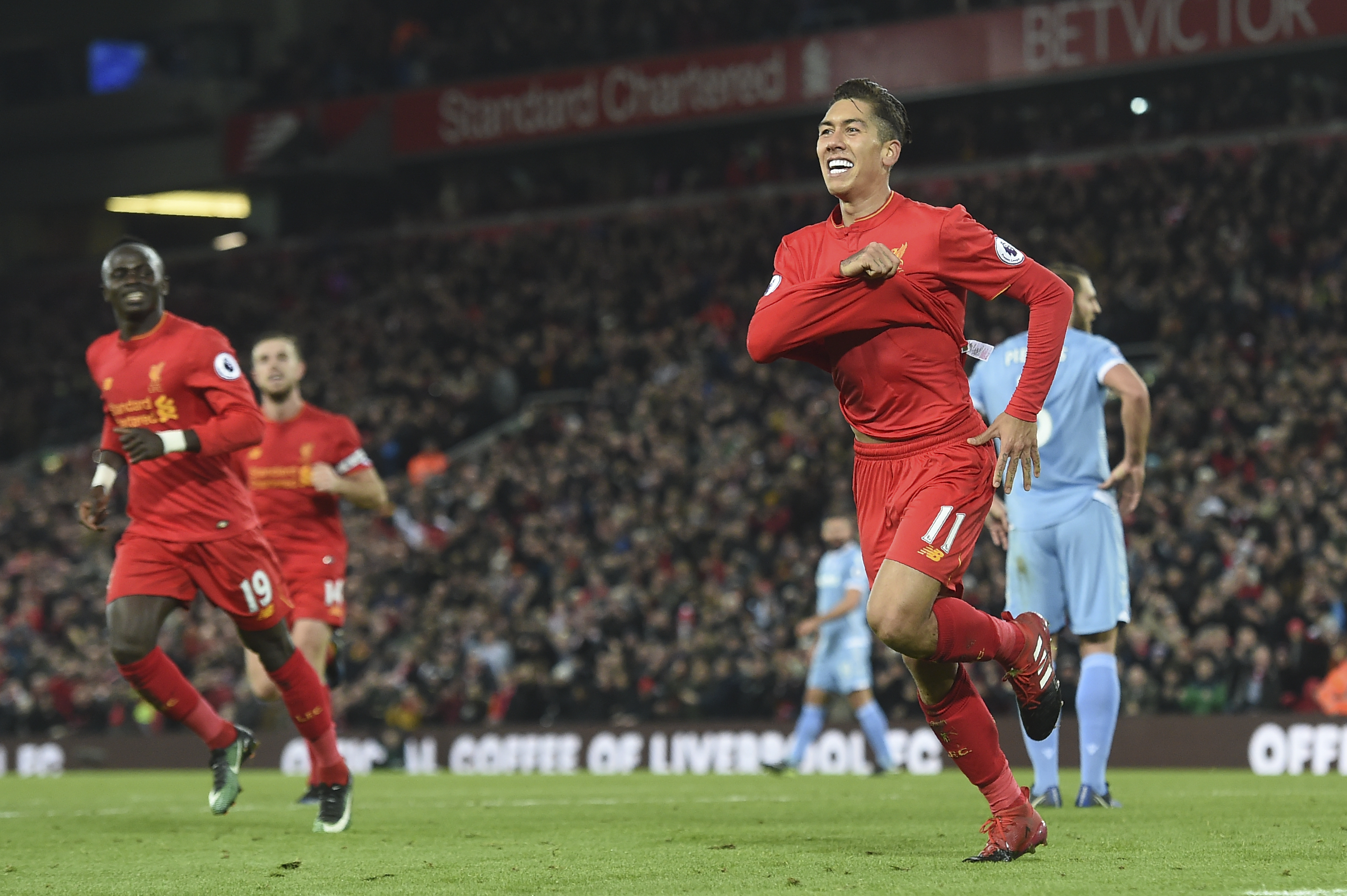Ainda sem Coutinho, Reds contam com gol de outro brasileiro para vencer no Anfield (Foto: Paul Ellis/ AFP)