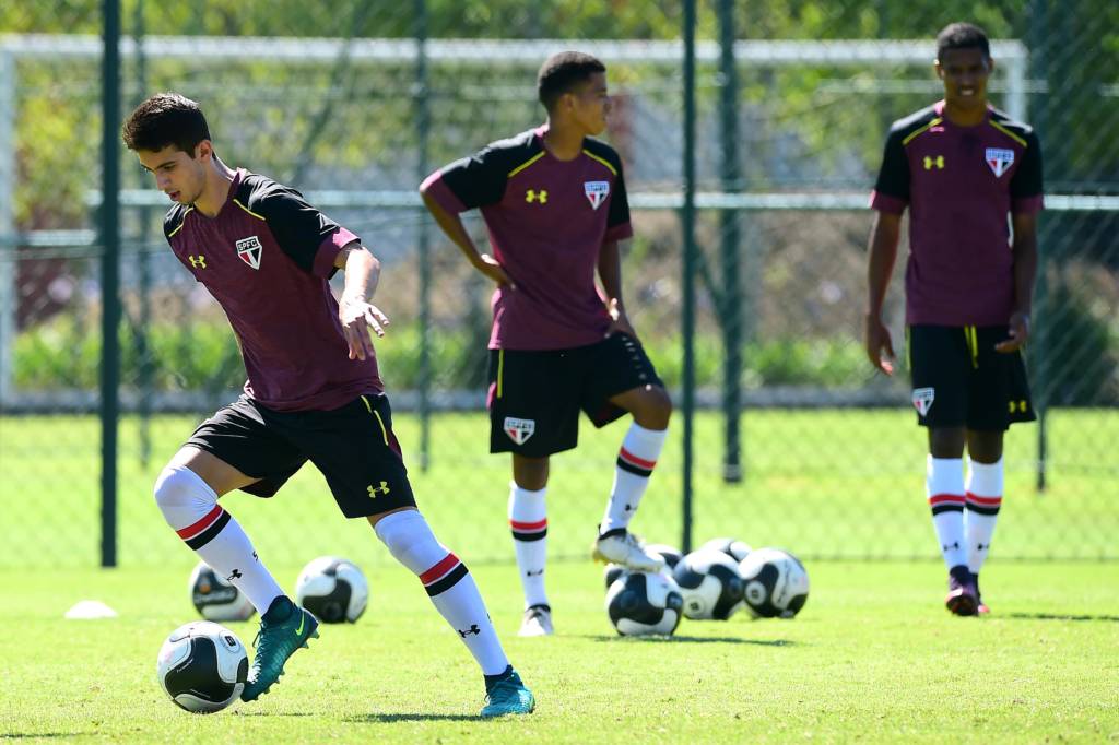 Sem dinheiro para fazer grandes contratações, o São Paulo deve recorrer à base em 2017 (Foto: Sergio Barzaghi/ Gazeta Press)