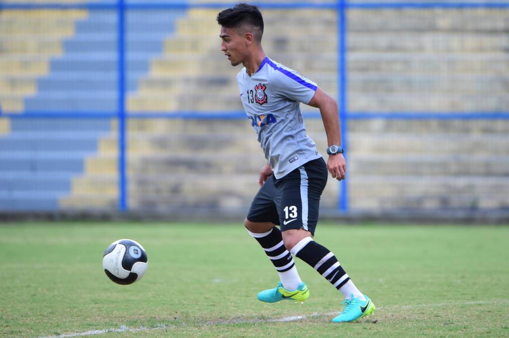 Fabricio Oya não deu importância à cor das chuteiras em treino aberto à imprensa (foto: Djalma Vassão/Gazeta Press)