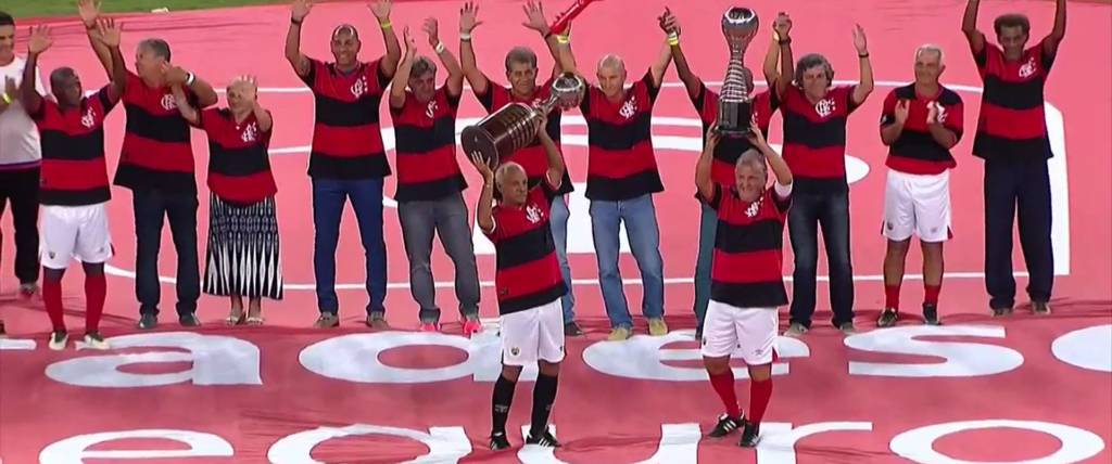 Zico comemorou os 35 anos das conquistas da Libertadores e do Mundial pelo Flamengo ao lado de seus ex-companheiros (Foto: Reprodução)