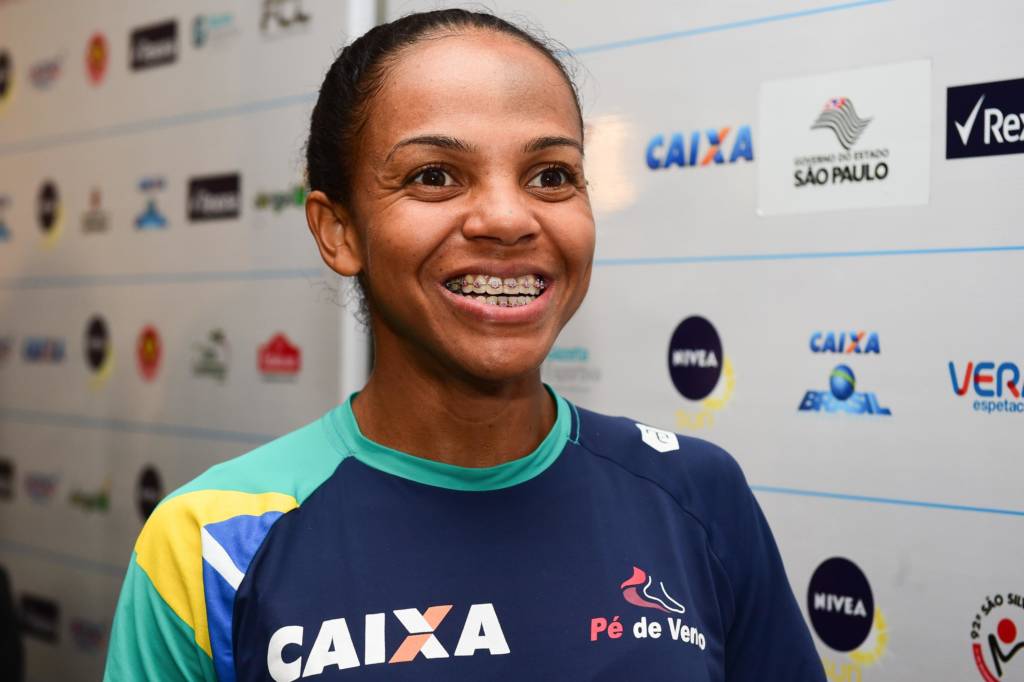 Joziane Cardoso ficou feliz por conhecer a queniana Jemima Sumgong (foto: Djalma Vassão/Gazeta Press)