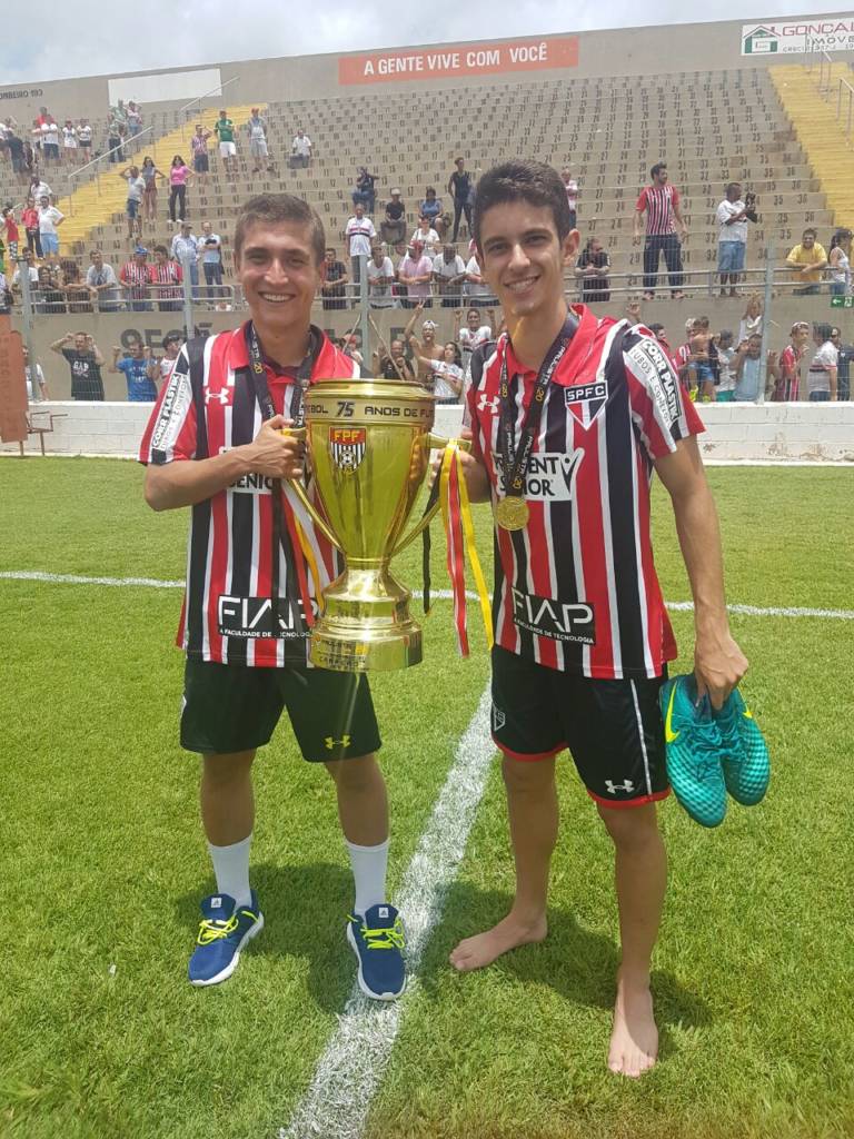 Vinicius e Shaylon comemoram título do Campeonato Paulista sub-20 de 2016 (Foto: Renata Lutfi/SPFC)