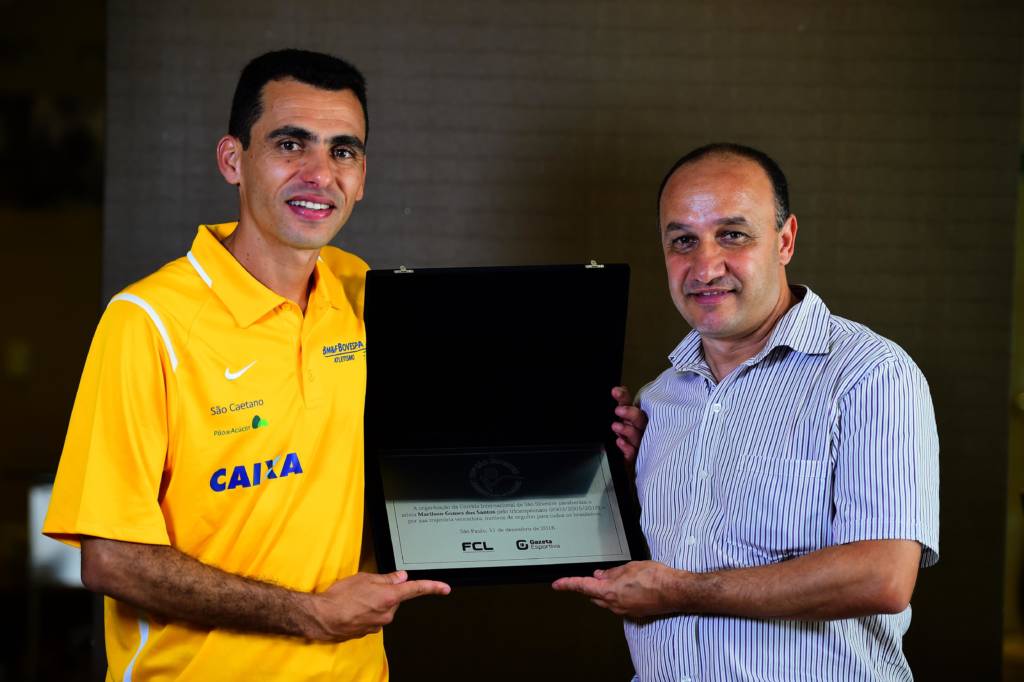 Marílson Gomes dos Santos recebeu homenagem das mãos de Erick Castelhero (foto: Sergio Barzaghi/Gazeta Press)