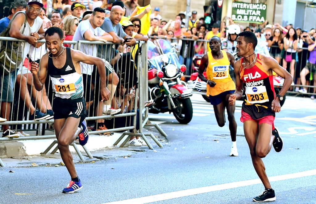 Público brasileiro empurrou Leul e Dawit na subida da Brigadeiro (foto: Sergio Barzaghi/Gazeta Press)