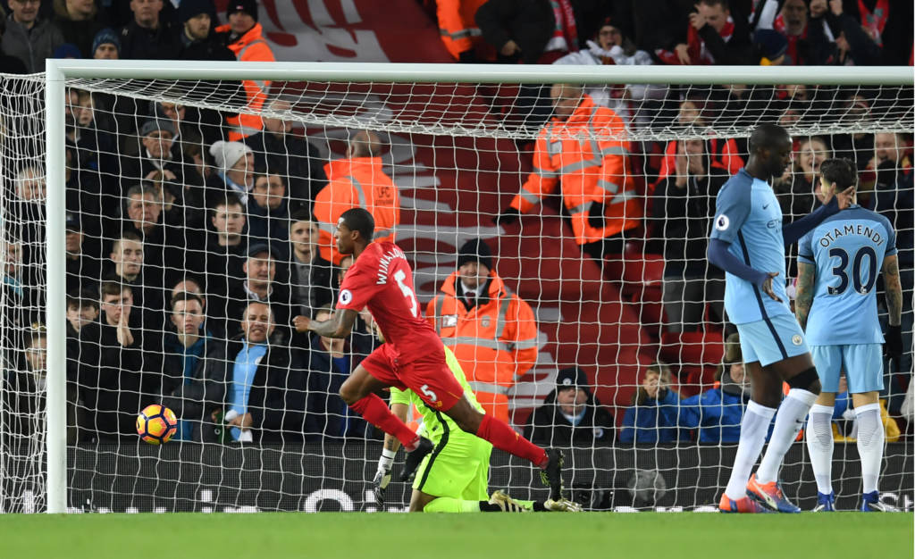 Georginio Wijnaldum, de cabeça, marcou o gol da vitória do Liverpool em cima do Manchester City (Foto: AFP PHOTO / Paul ELLIS)