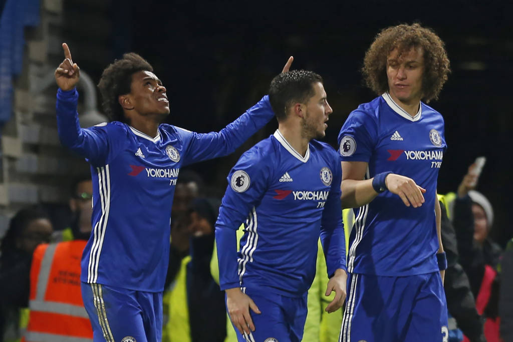 Willian marcou o segundo e o terceiro gol do Chelsea no duelo contra o Stoke (Foto: AFP PHOTO / Ian KINGTON)