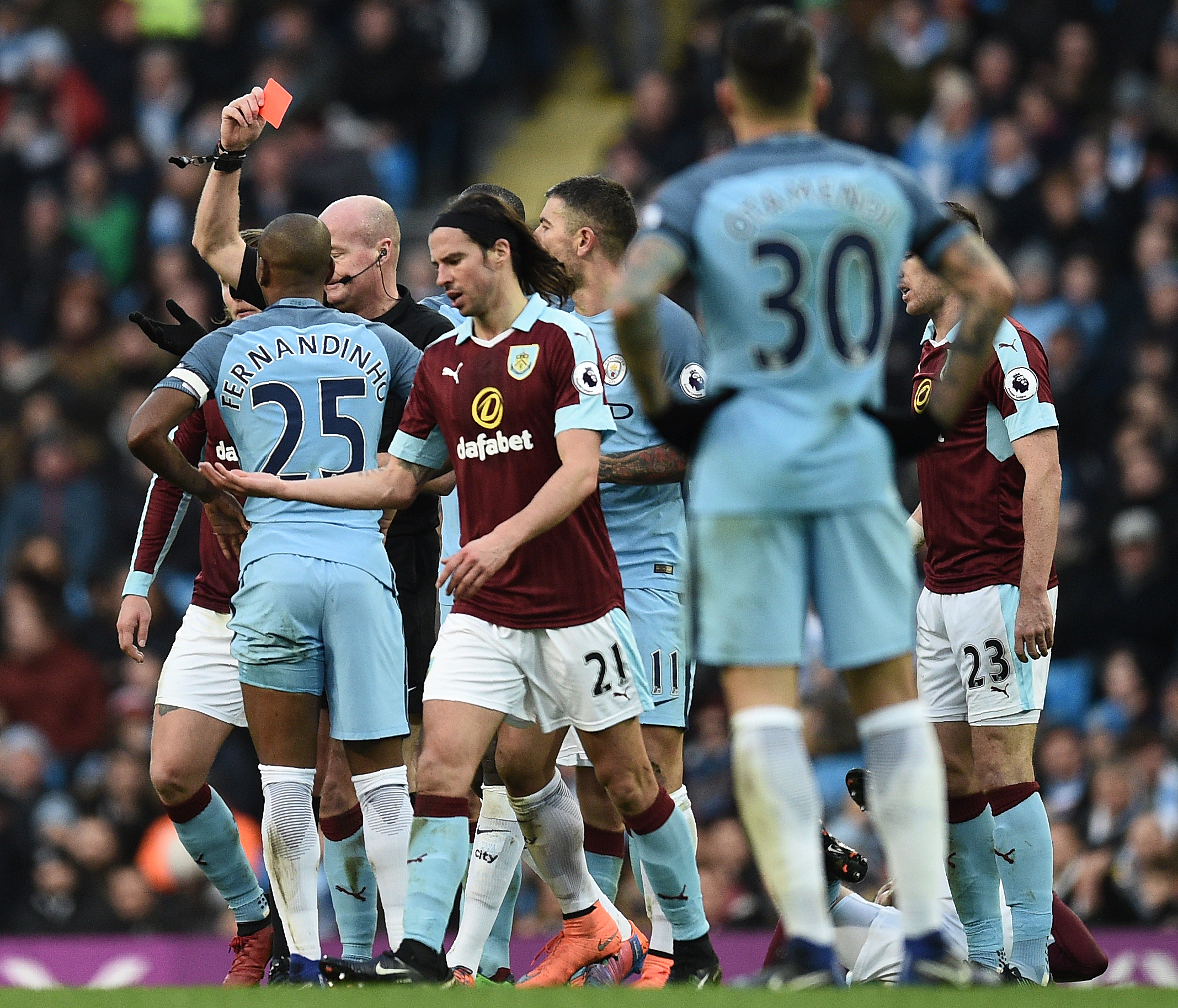 O meio-campista e capitão do Manchester City recebeu o seu terceiro cartão vermelho em seis partidas (Oil Scarff/AFP)