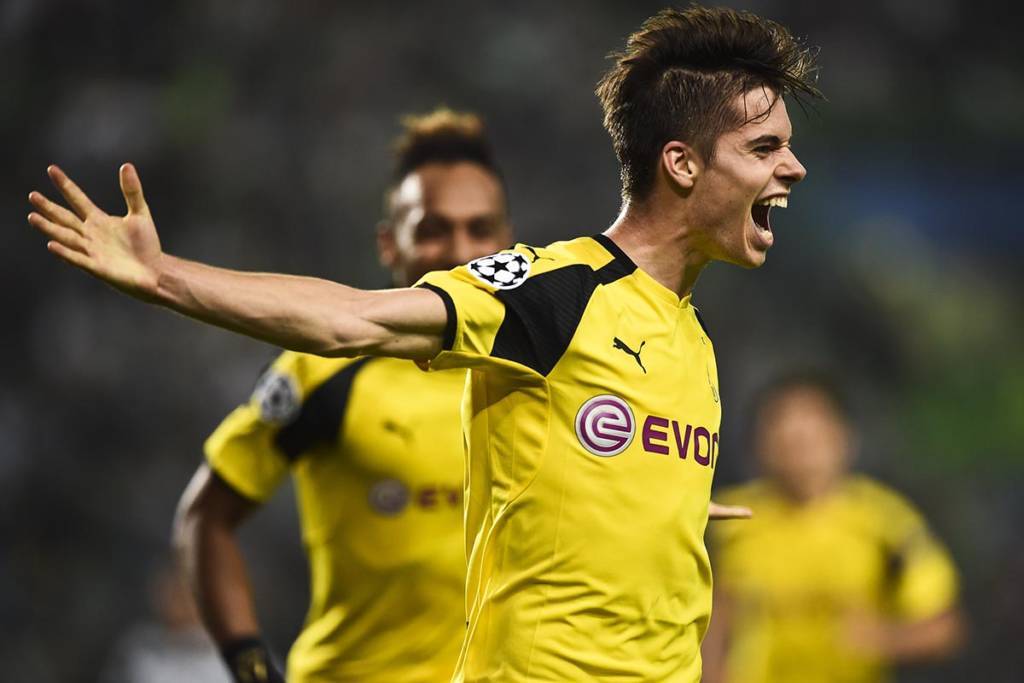 Dortmund's midfielder Julian Weigl celebrates after scoring during the UEFA Champions League football match Sporting CP vs BVB Borussia Dortmund at the Jose Alvalade stadium in Lisbon on October 18, 2016. / AFP PHOTO / PATRICIA DE MELO MOREIRA