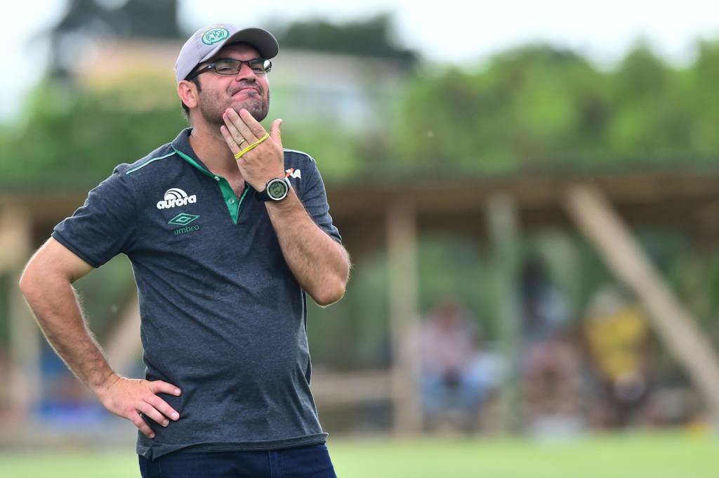 O técnico Emerson Cris crê que seus atletas ainda estejam sob o efeito da tragédia na Colômbia (Foto: Sérgio Barzaghi/ Gazeta Press)