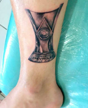 Tatuagem é na perna direita