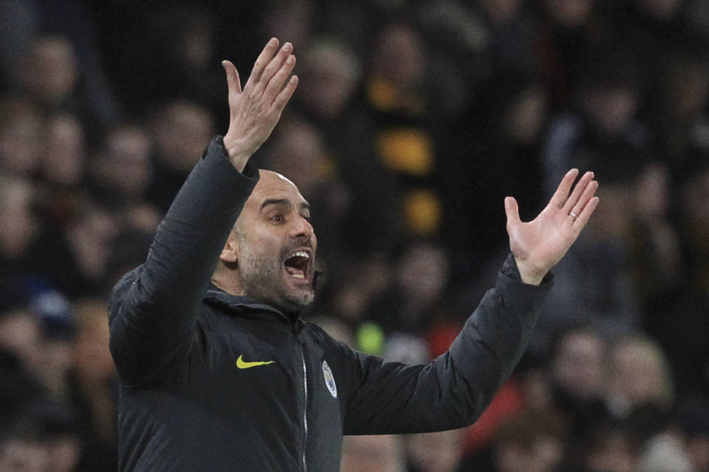 Guardiola criou polêmica ao exaltar história do Manchester United (Foto: Lindsey Parnaby/AFP)