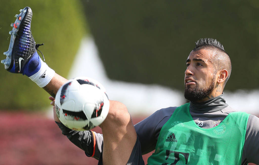 Bayern Munich's midfielder Arturo Vidal takes part in a training session at the Aspire Academy in Doha on January 4, 2017. / AFP PHOTO / KARIM JAAFAR