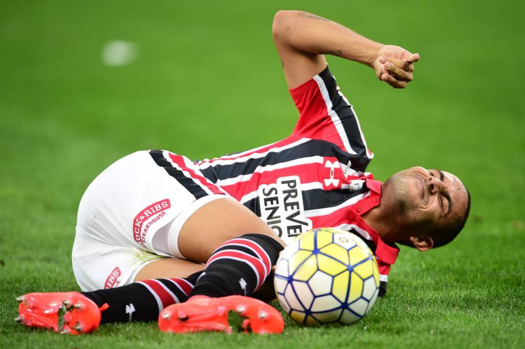 Ytalo se machucou durante um clássico contra o Corinthians, em lance sem contato com a marcação (Foto: Djalma Vassão/Gazeta Press)