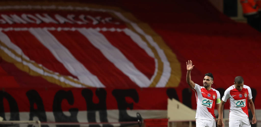 O colombiano Falcao Garcia (esq) anotou o gol da vitória (Foto: VALERY HACHE/AFP)