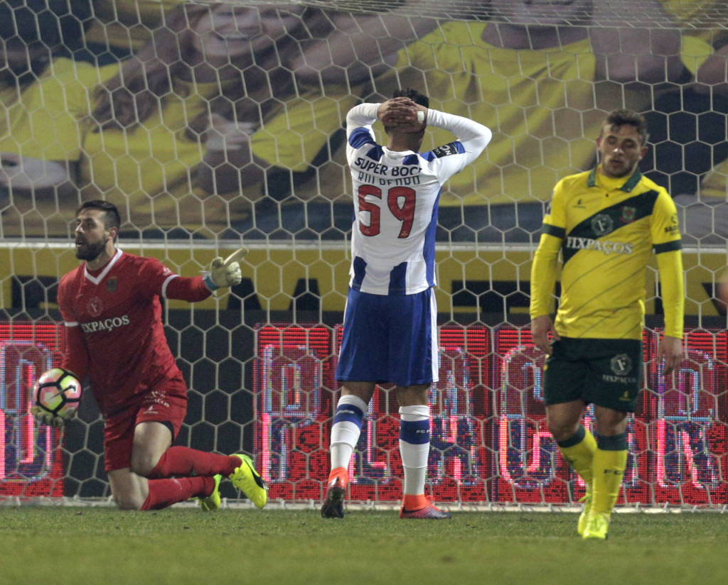Porto's forward Rui Pedro (C) gestures after a missed opportunity on goal, between Pacos Ferreira's Brazilian goalkeeper Rafael Defendi (L) and Pacos Ferreira's defender Filipe Ferreira during the Portuguese league football match FC Pacos de Ferreira vs FC Porto at the Capital do Movel stadium in Pacos de Ferreira on January 7, 2017. / AFP PHOTO / JOSE MANUEL RIBEIRO