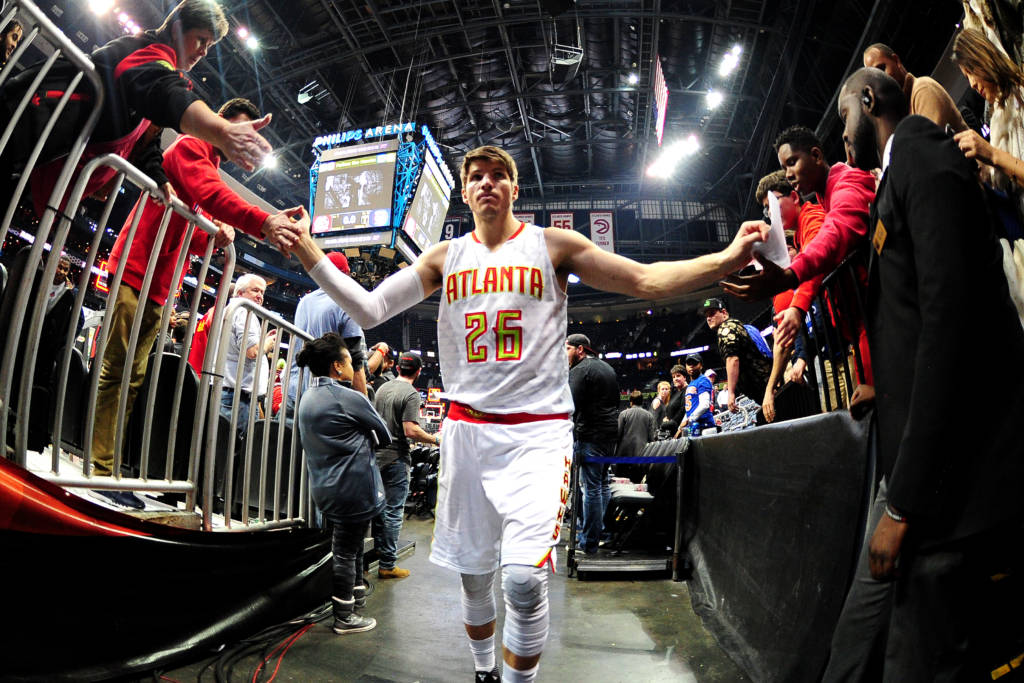 ATLANTA, GA - DECEMBER 28: Kyle Korver #26 of the Atlanta Hawks high fives fans as he heads to the locker room after the game against the New York Knicks on December 28, 2016 at Philips Arena in Atlanta, Georgia. NOTE TO USER: User expressly acknowledges and agrees that, by downloading and/or using this Photograph, user is consenting to the terms and conditions of the Getty Images License Agreement. Mandatory Copyright Notice: Copyright 2016 NBAE Scott Cunningham/NBAE via Getty Images/AFP