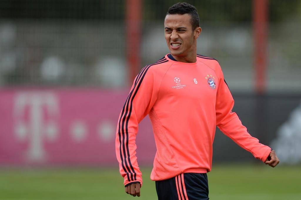 Thiago se contundiu durante treino do Bayern (Foto: Christof Stache/AFP)