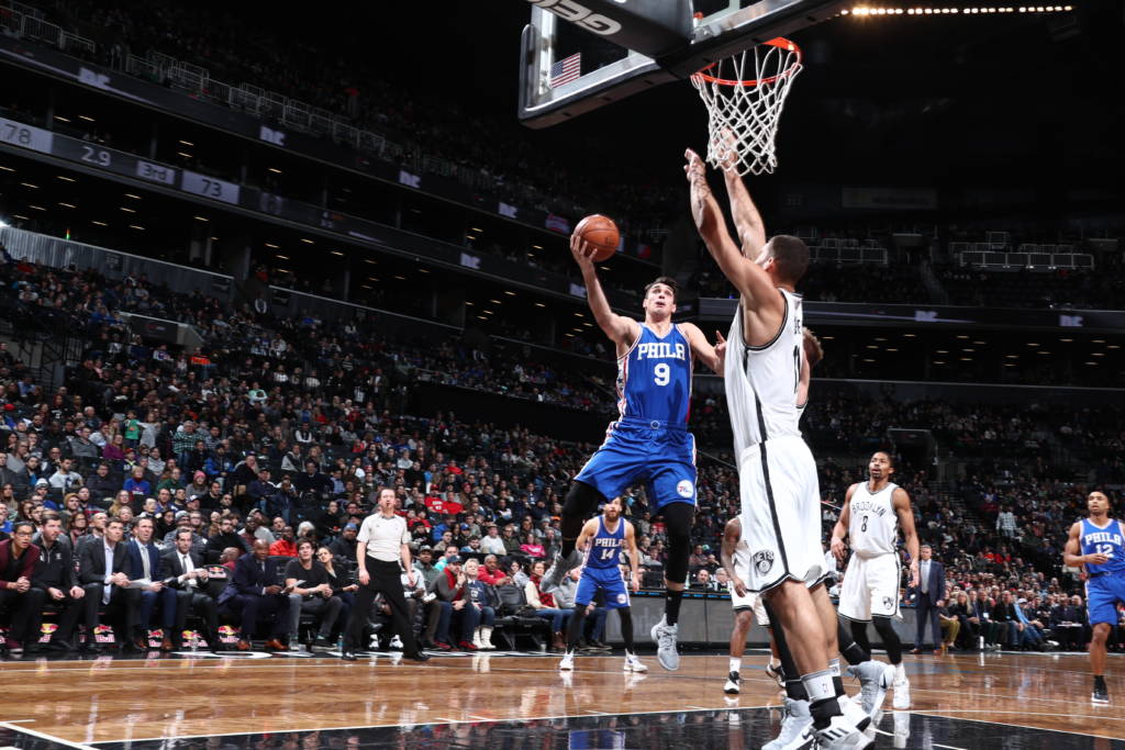 O 76ers venceu o Nets, pior equipe da temporada 2016/17 da NBA (Foto: AFP)