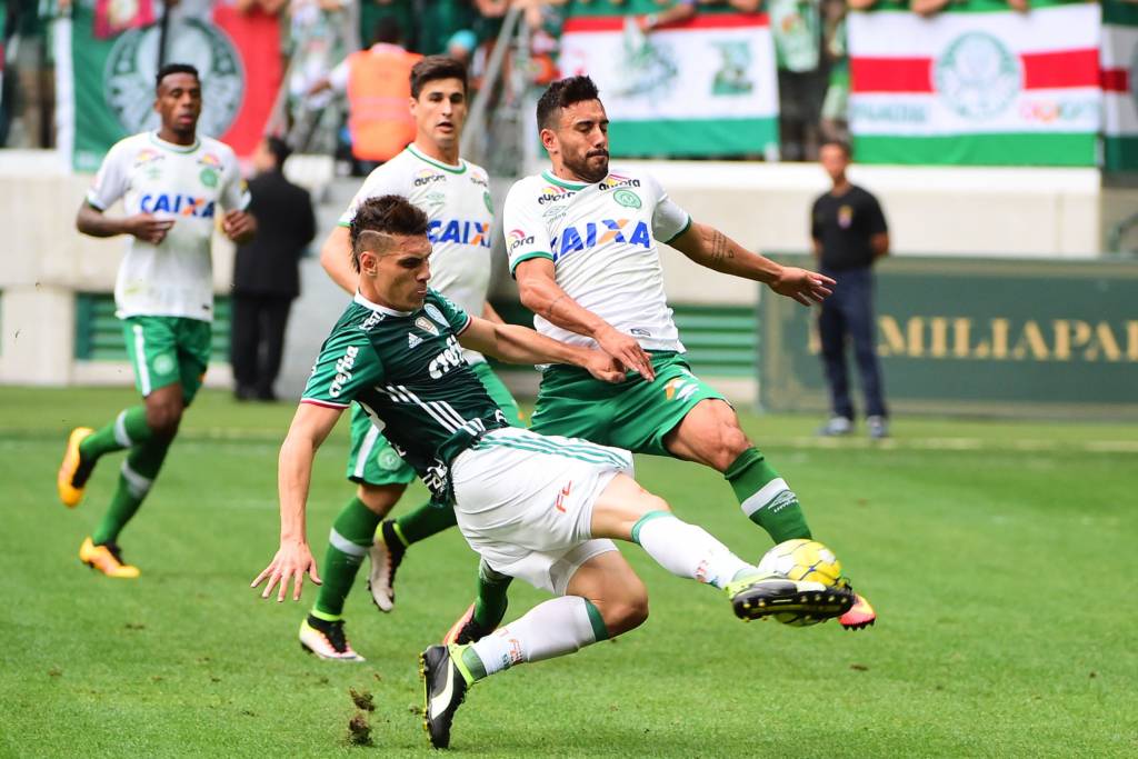 Moisés (e), jogador do Palmeiras, durante partida contra a Chapecoense, válida pela trigésima sétima rodada do Campeonato Brasileiro 2016.
