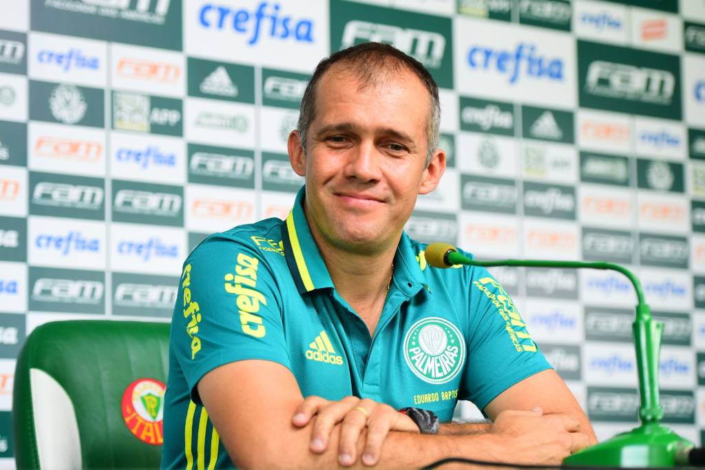 Eduardo Baptista, técnico do Palmeiras, durante entrevista coletiva em sua apresentação oficial na Sala de Imprensa da Academia de Futebol da Barra Funda, na Zona Oeste da capital paulista. O treinador, de 46 anos, que estava na Ponte Preta, assinou com o Verdão por uma temporada.