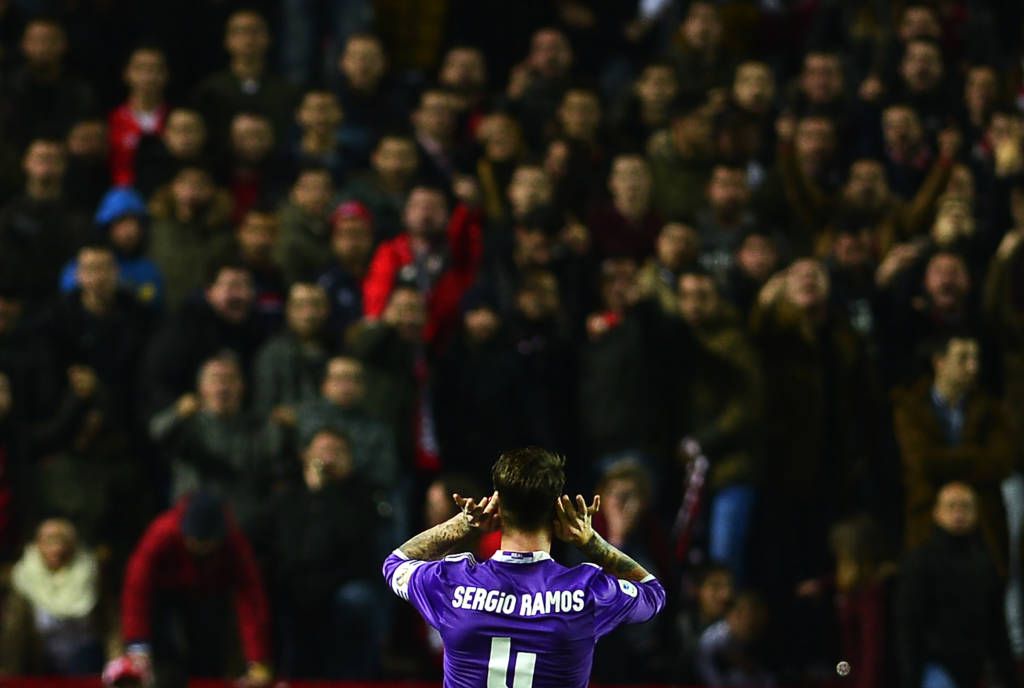 Sergio Ramos se envolveu em polêmica após fazer gesto para a torcida do Sevilla (Foto: Cristina Quicler/AFP)