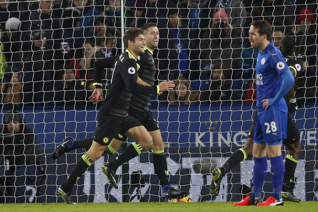Marcos Alonso comemora seu primeiro gol no duelo contra o Leicester (Foto: AFP)