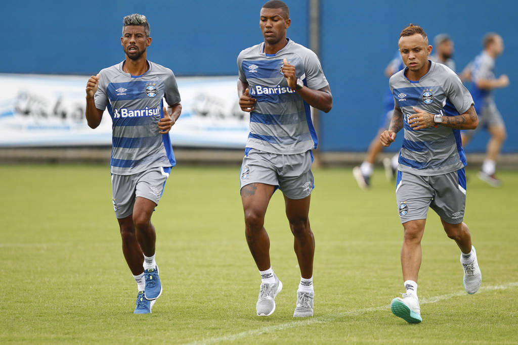 Léo Moura (esq) já treina com o elenco do Grêmio (FOTO: LUCAS UEBEL/GREMIO FBPA)
