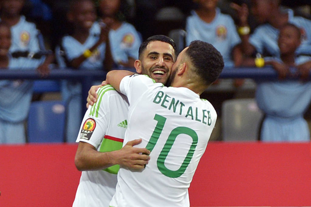 Mahrez foi o destaque da partida com dois gols (Foto: KHALED DESOUKI/AFP)