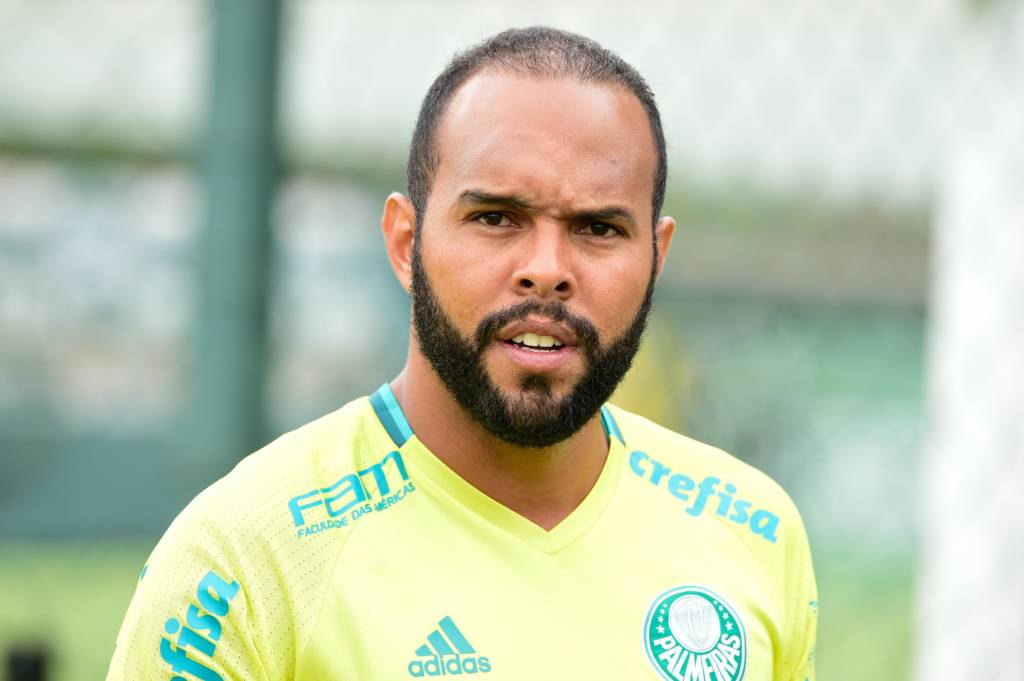 Alecsandro, jogador do Palmeiras, durante treino na Academia de Futebol da Barra Funda na Zona Oeste da capital paulista.
