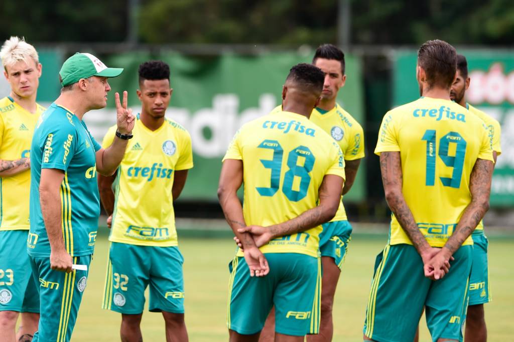 Tchê Tchê (E), jogador, do Palmeiras, durante treino na Academia de Futebol da Barra Funda na Zona Oeste da capital paulista.