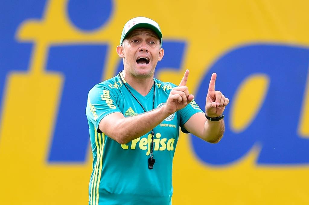 Eduardo Baptista, técnico do Palmeiras, durante treino na Academia de Futebol da Barra Funda, na Zona Oeste da capital paulista.