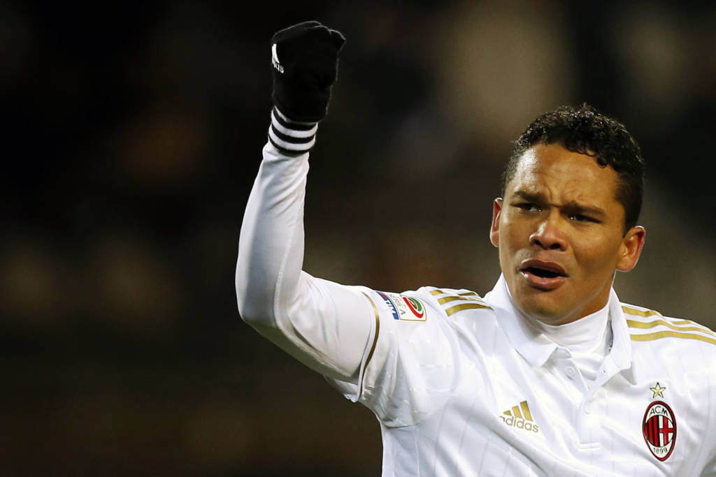 Carlos Bacca converteu o pênalti que decretou o empate do Milan contra o Torino (Foto: AFP PHOTO / MARCO BERTORELLO)