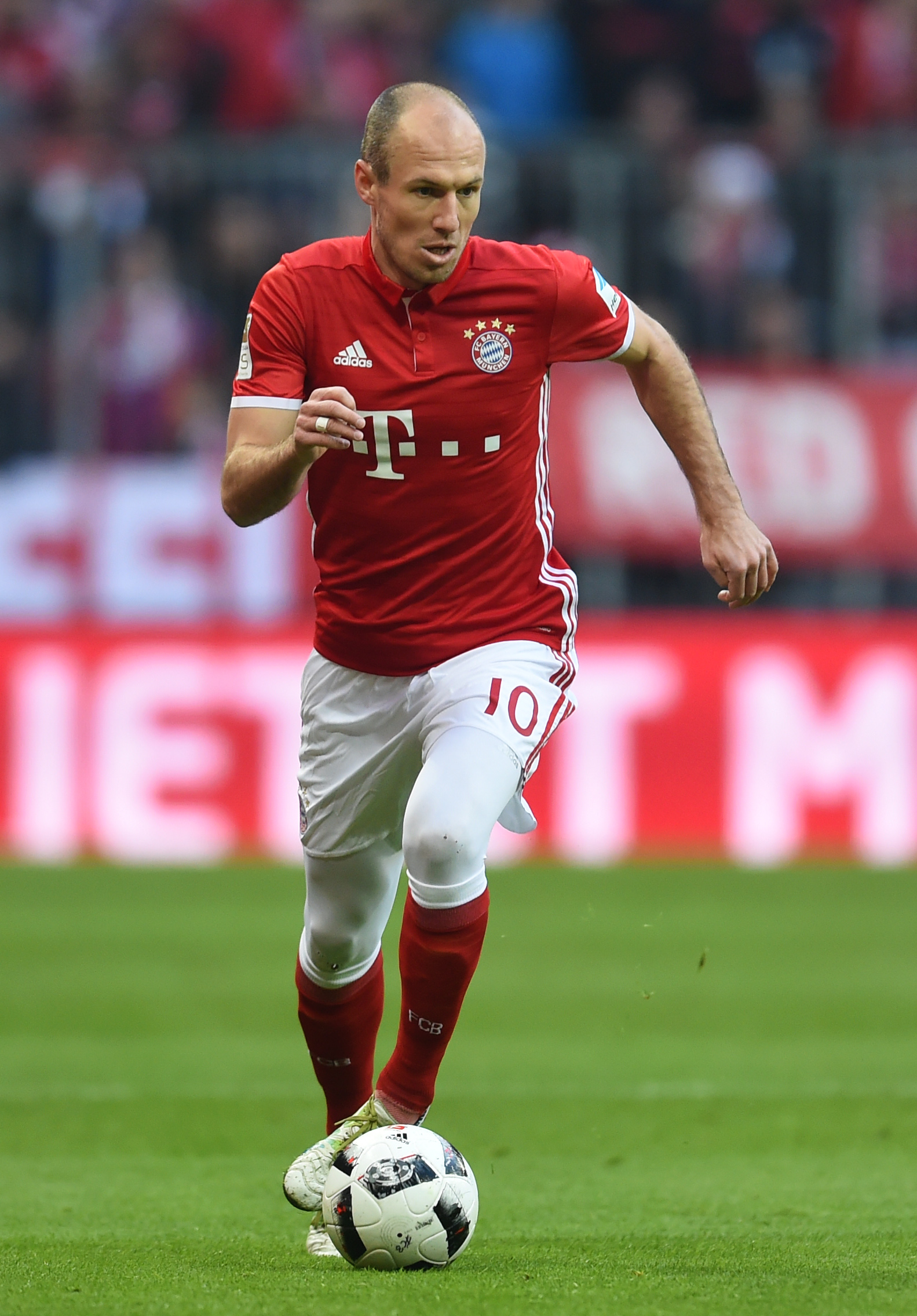 Aos 32 anos, Arjen Robben preferiu renovar por mais uma temporada com o Bayern de Munique (Foto: CHRISTOF STACHE/AFP)