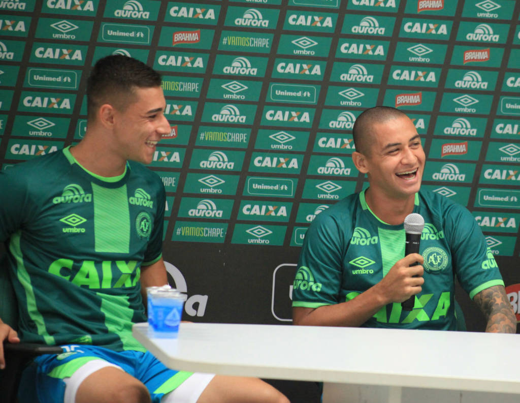 Atletas brincam com questão sobre diferença de idade (Foto: Divulgação/Chapecoense)