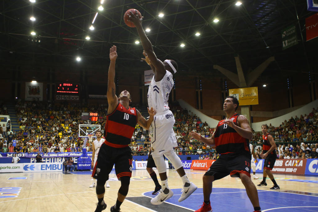 Tyrone tenta a cesta contra o Flamengo (Foto: Antonio Penedo/Mogi-Helbor)