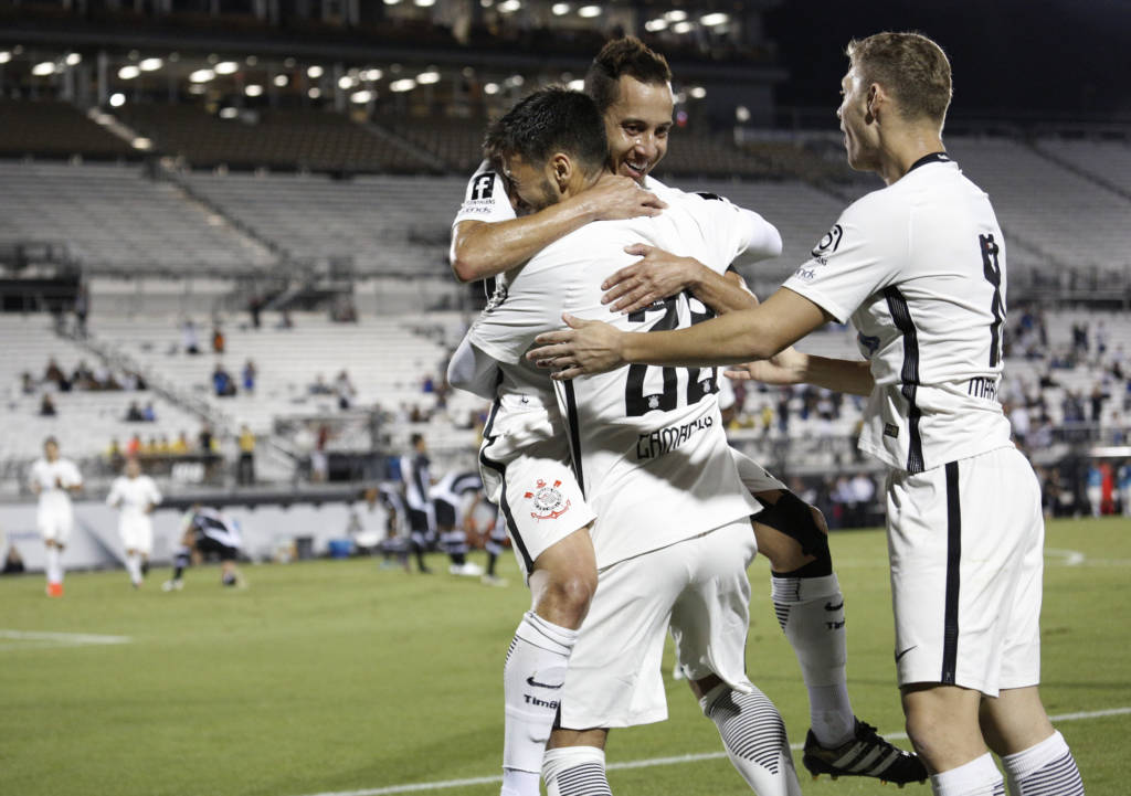 Camacho dividiu os méritos pelo seu gol com Rodriguinho (foto: Gregg Newton/AFP)
