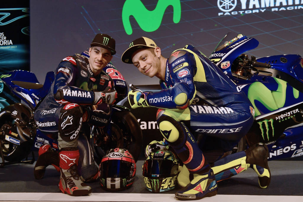 Movistar Yamaha MotoGP Team's riders Spanish Maverick Vinales (L) and Italian Valentino Rossi pose in front of their Yamaha YZR M1 in Madrid on January 19, 2017. / AFP PHOTO / PIERRE-PHILIPPE MARCOU