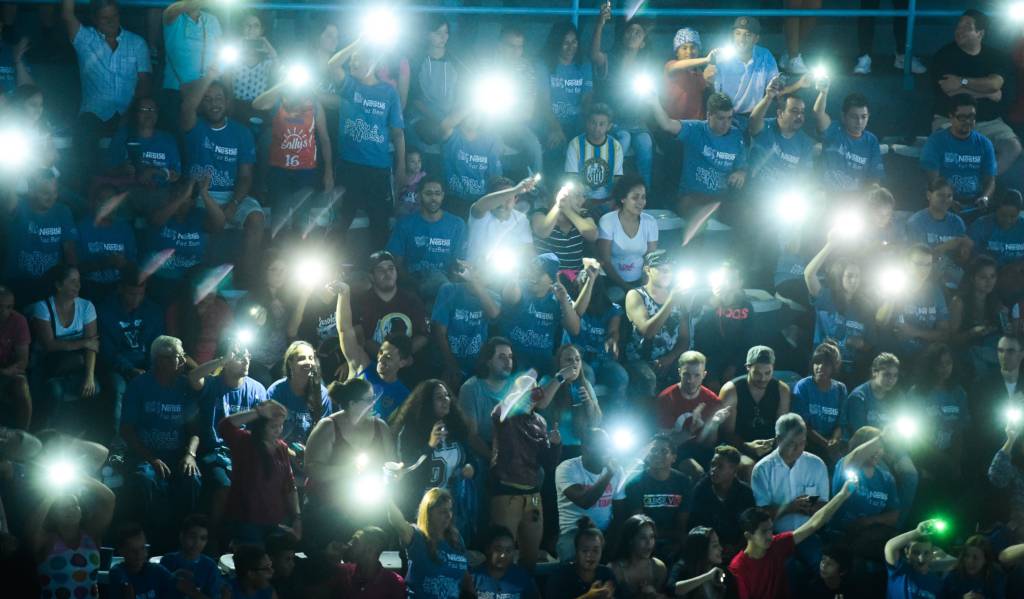 Torcedores durante partida entre Osasco e SESI-SP, válida pela terceira rodada do segundo turno da Superliga Nacional Feminina de Vôlei 2016/2017, no Ginásio José Liberatti, em Osasco (SP).