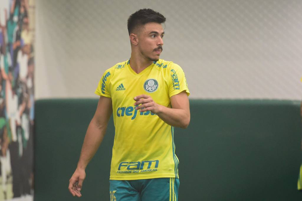 Willian, jogador do Palmeiras, durante treino na Academia de Futebol da Barra Funda, na Zona Oeste da capital paulista.