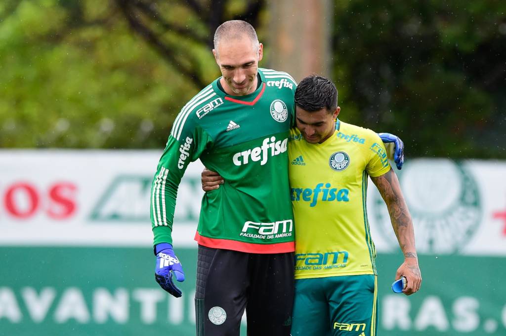 O goleiro Fernando Prass (E) e o jogador Dudu, do Palmeiras, durante jogo-treino contra a União Barbarense, na Academia de Futebol da Barra Funda, em São Paulo.